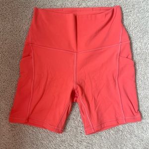 Lululemon Wunder train shorts w/ pockets Size 6 6”